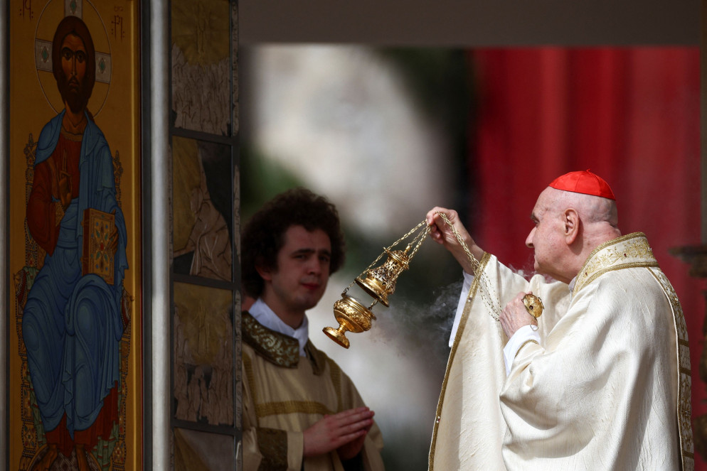 Il cardinale Angelo Comastri durante la Messa del Giorno di Pasqua, presieduta su delega papale - Reuters
