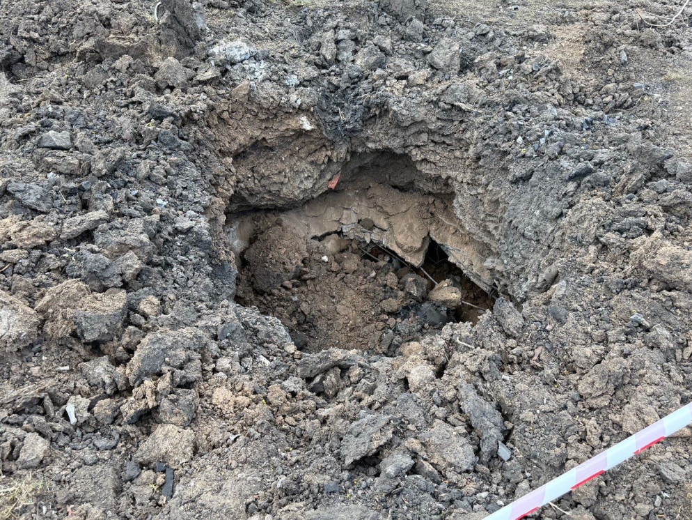 Il cratere provocato dall'impatto del missile a frammentazione sul parco giochi - Scavo