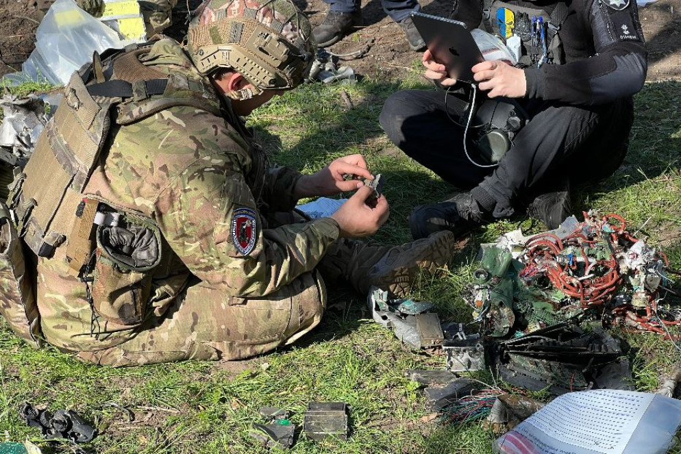 La polizia investigativa di Kharkiv con i resti del missile ipersonico russo riempito di "dadi killer" lanciato contro i condomini della città - Gambassi