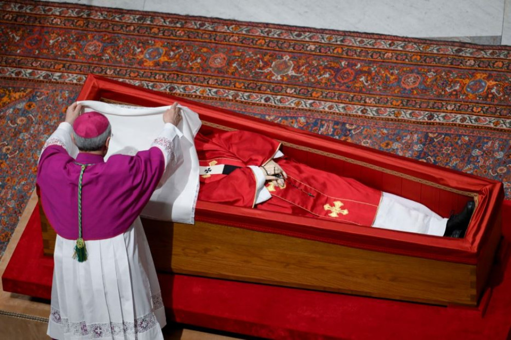 Roma, Basilica di San Pietro: il maestro delle Celebrazioni pontificie pone un velo di seta bianca sul volto del Pontefice - foto Vatican Media