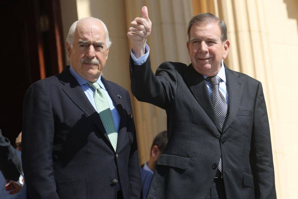 Il leader dell'opposizione venezuelana Edmundo Gonzalez Urrutia (a destra) accanto all'ex presidente colombiano Andres Pastrana poco prima dell'incontro col presidente dominicano Luis Abidaner a Santo Domingo - Ansa