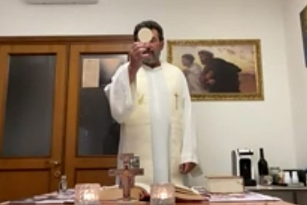 Don Eugenio Nebrini celebra la Messa ripresa in diretta su Zoom e condivisa con centinaia di "quadratini" - www.quadratiniecarita.org