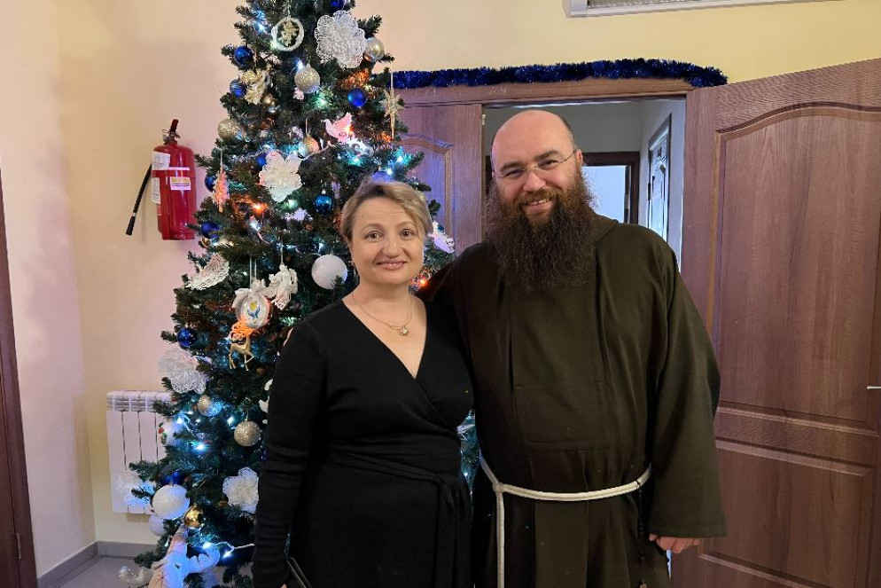 Ludmila Bohdasherskia e il frate minore cappuccino padre Viktor Desuk nella Casa padre Pio a Kiev - Gambassi