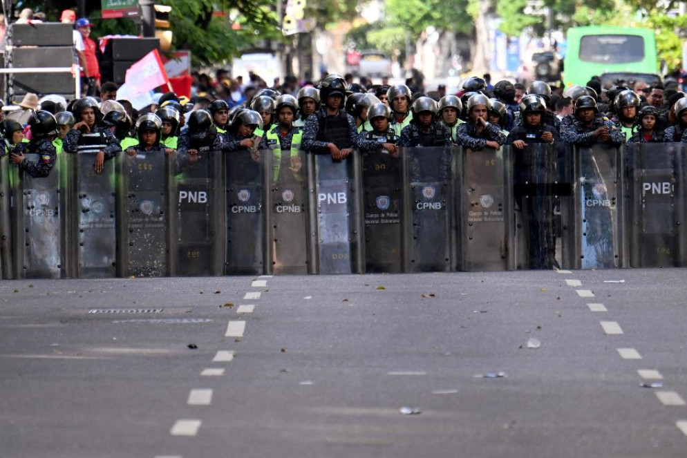 Agenti di polizia schierati durante una manifestazione alla vigilia dell'insediamento presidenziale - Ansa