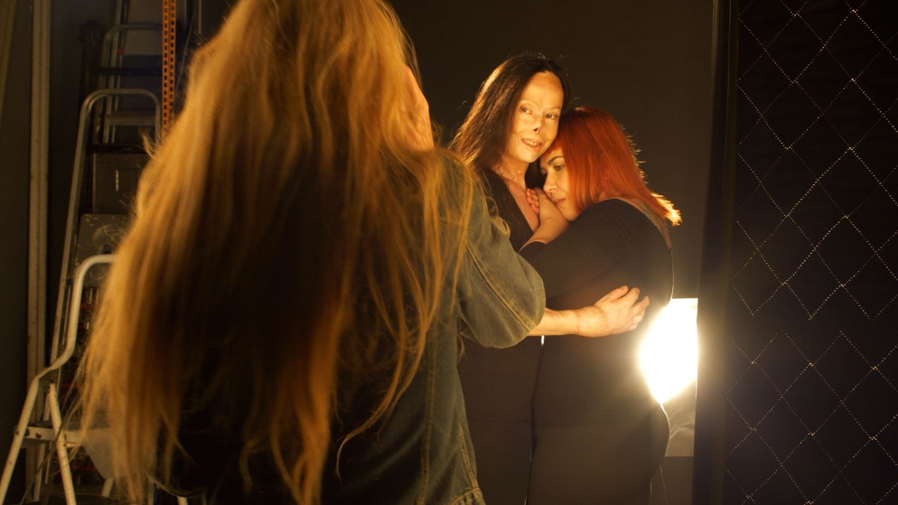 Valentina e Francesca Pitzalis mentre vengono fotografate da Tiziana Luxardo - Ufficio stampa
