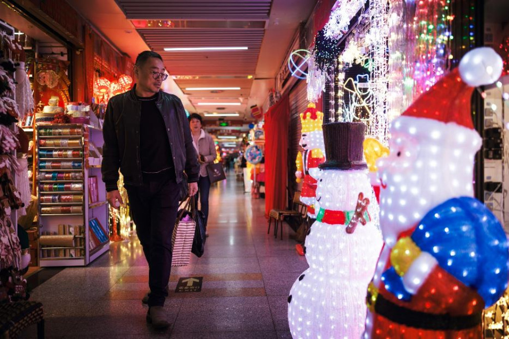 Il mercato dell'artigianato natalizio di Yiwu, provincia cinese di Zhejiang - ANSA