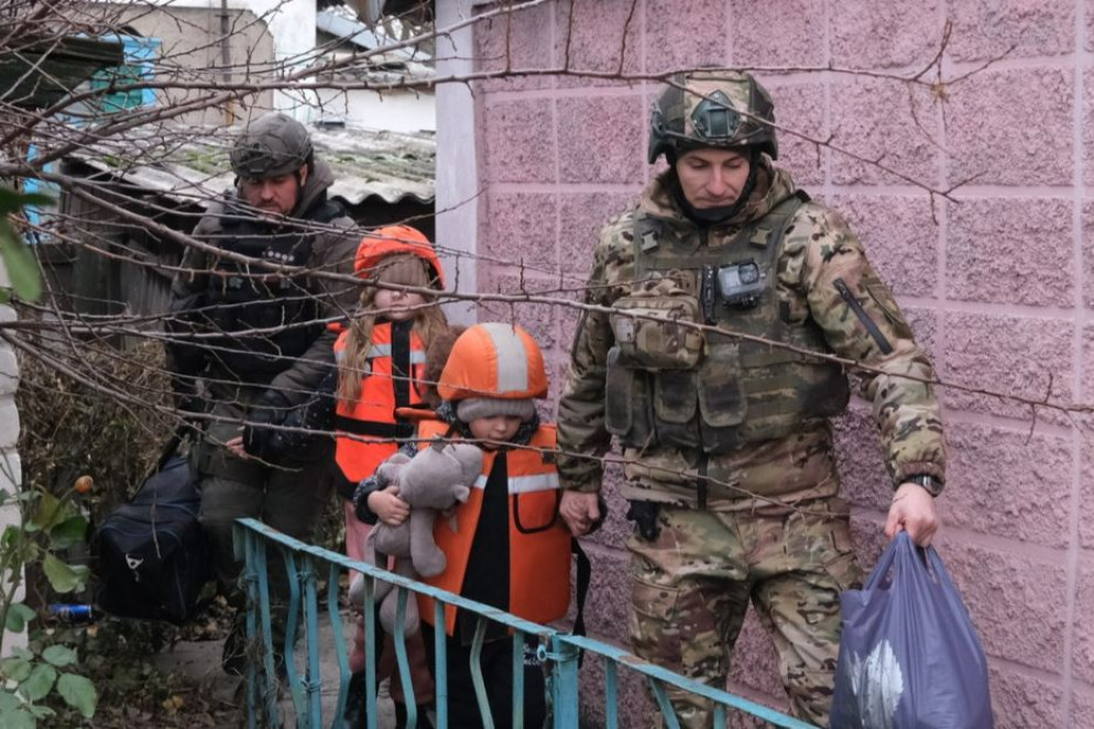 I poliziotti della squadra “Angeli bianchi” evacuano i bambini dai villaggi lungo il fronte nella regione di Donetsk - Polizia di Donetsk