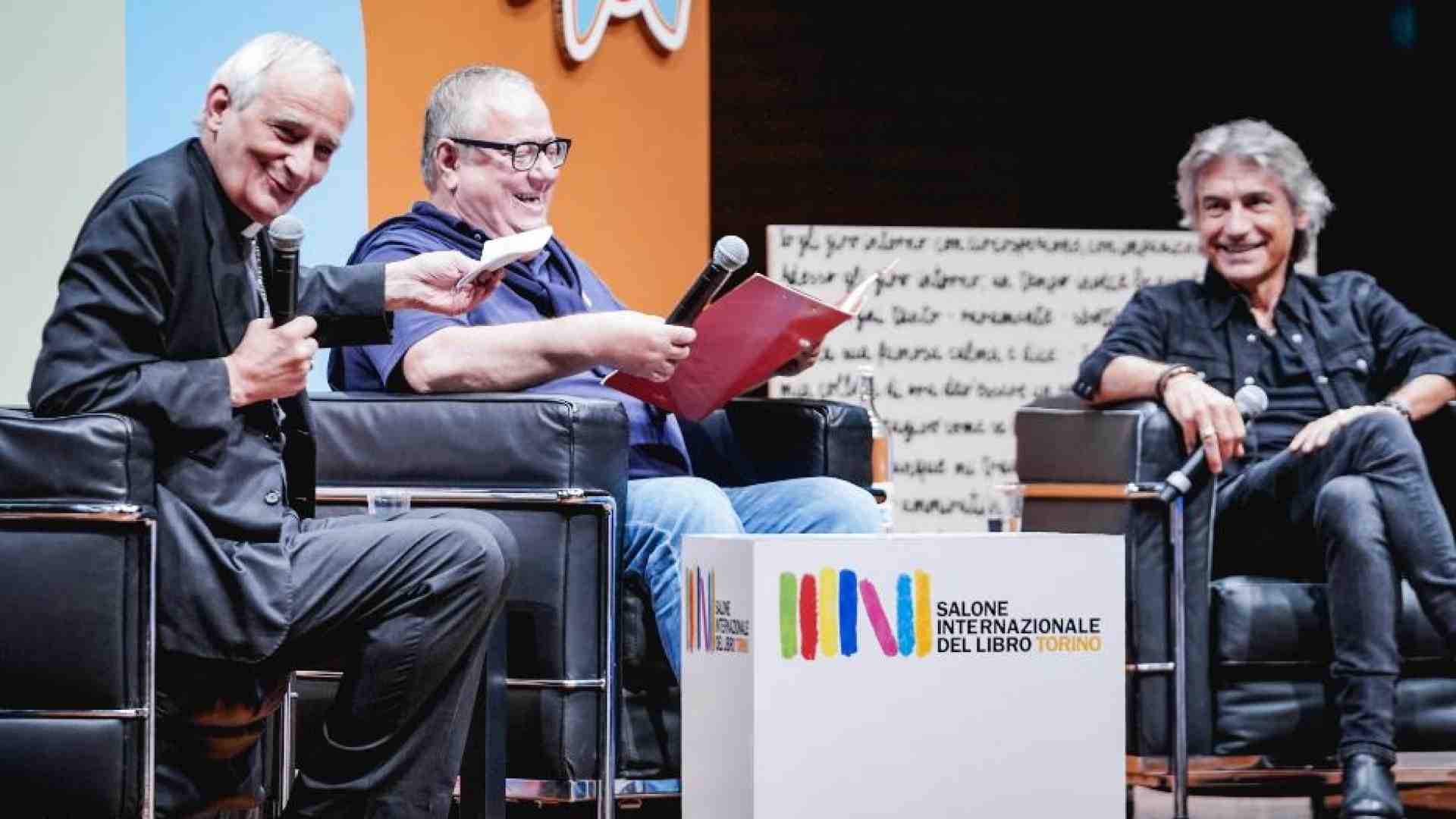 Immagine di Zuppi e Ligabue a Torino: «In ascolto di storie che lasciano il segno»
