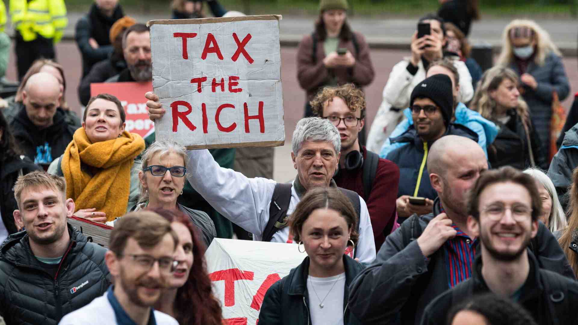 Immagine di “Tax the Rich”: l’appello di Oxfam che se ne fega della Costituzione