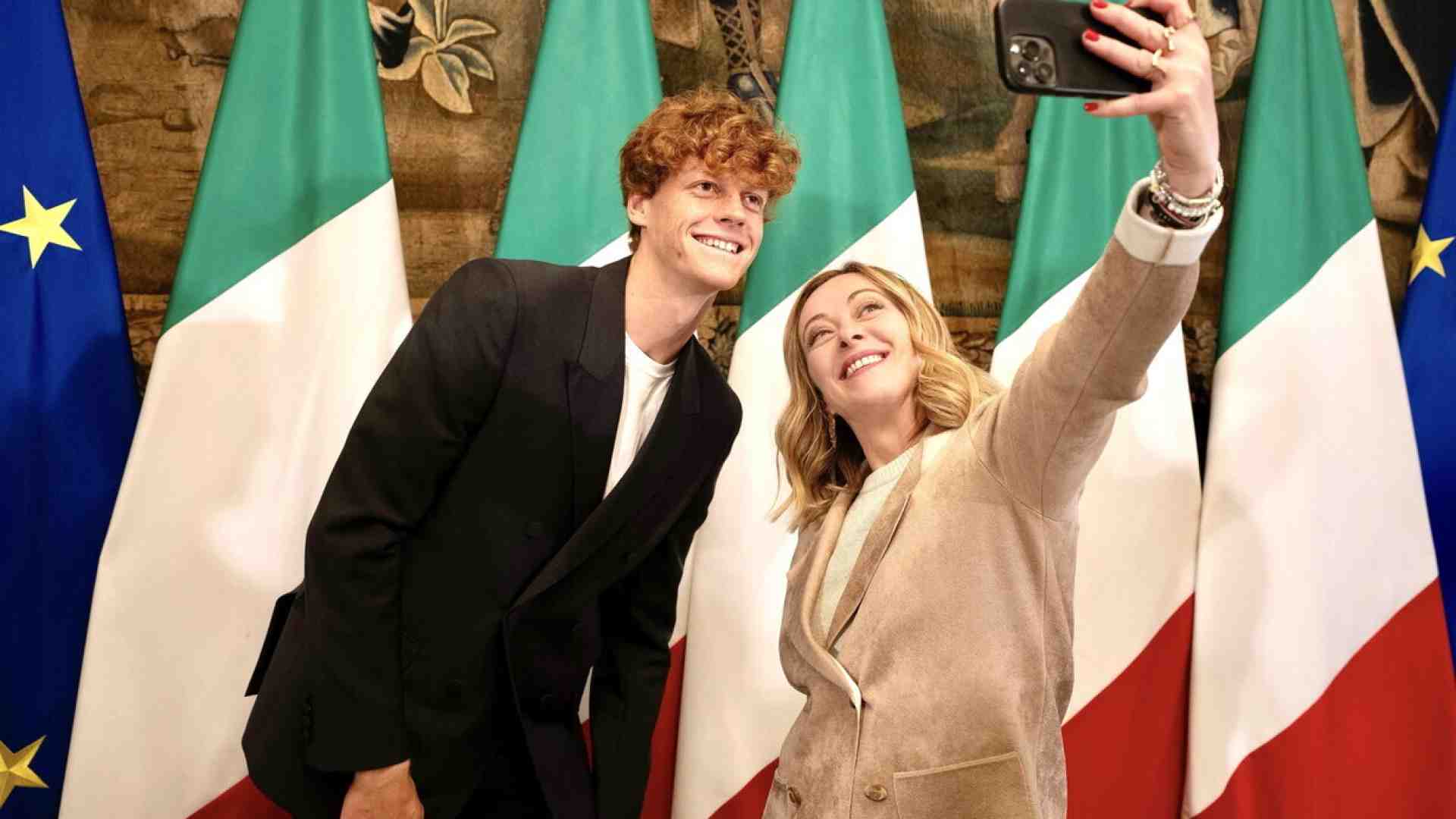Immagine di Quando Sinner sfidò Meloni a burraco e diventò l’amuleto del tennis italiano