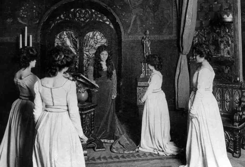 Eleonora Duse interpreta Francesca da Polenta nella tragedia 'Francesca da Rimini' (Getty)