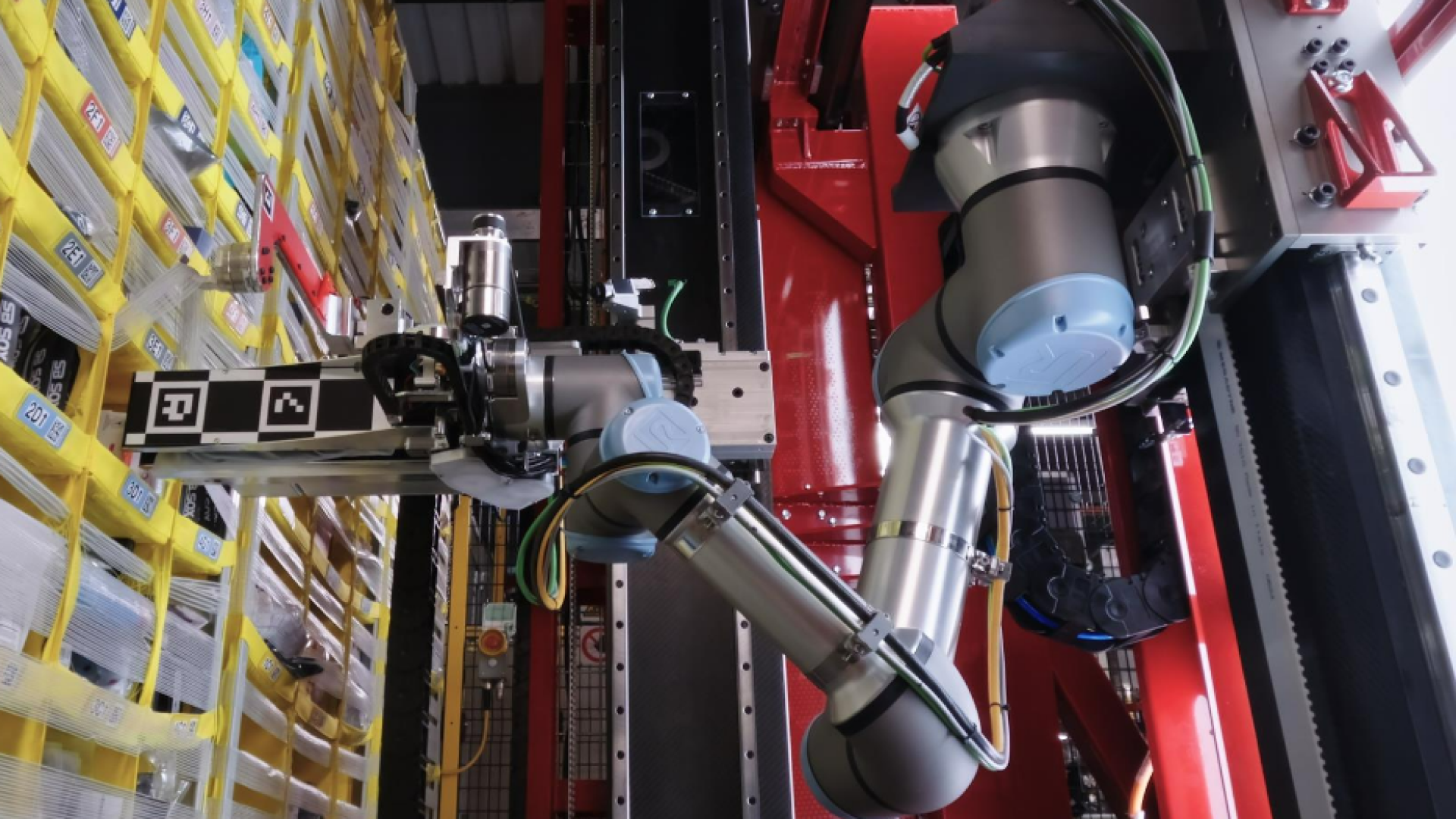 Immagine di Amazon ora ha un robot che tocca e ragiona. Ma gli serve l'aiuto umano