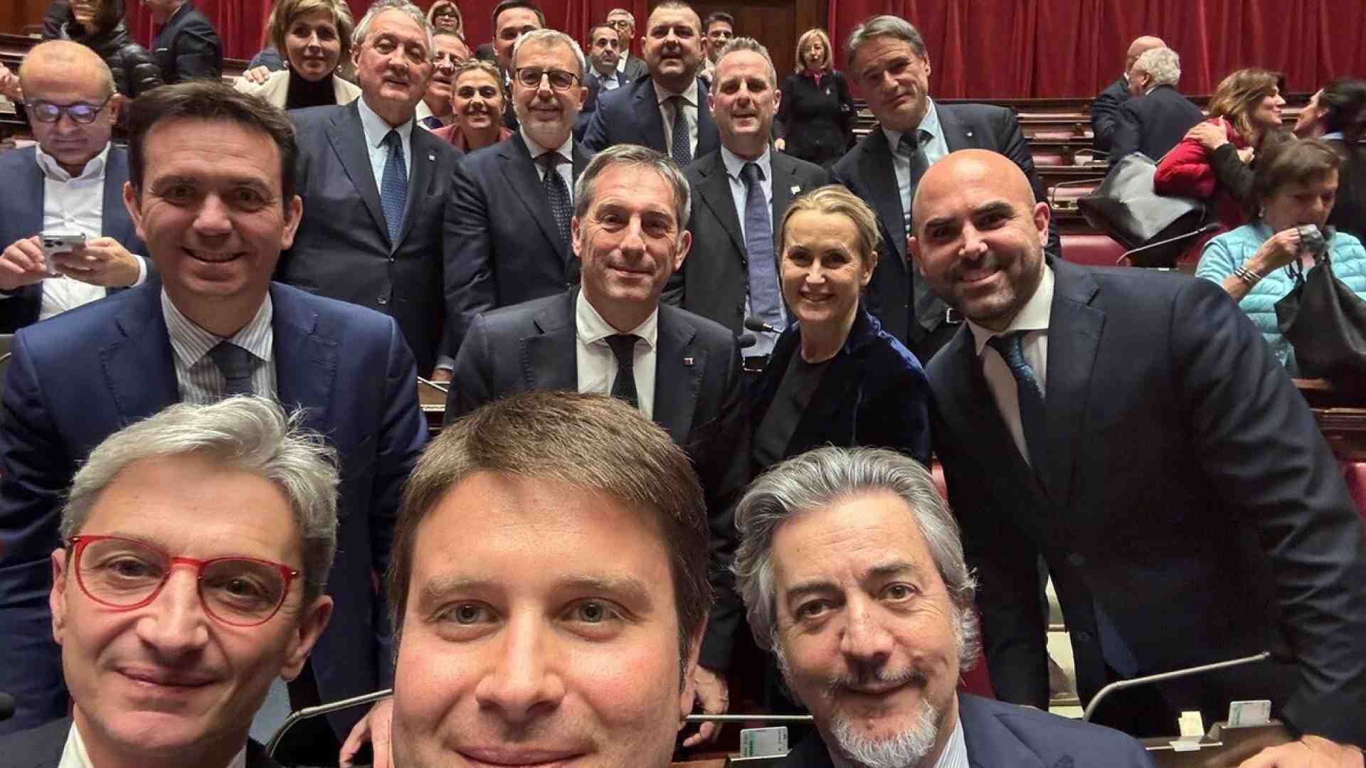 Immagine di L'accademia dei provinciali di Forza Italia: l'ascesa dei fedelissimi di Tajani, dai territori al partito
