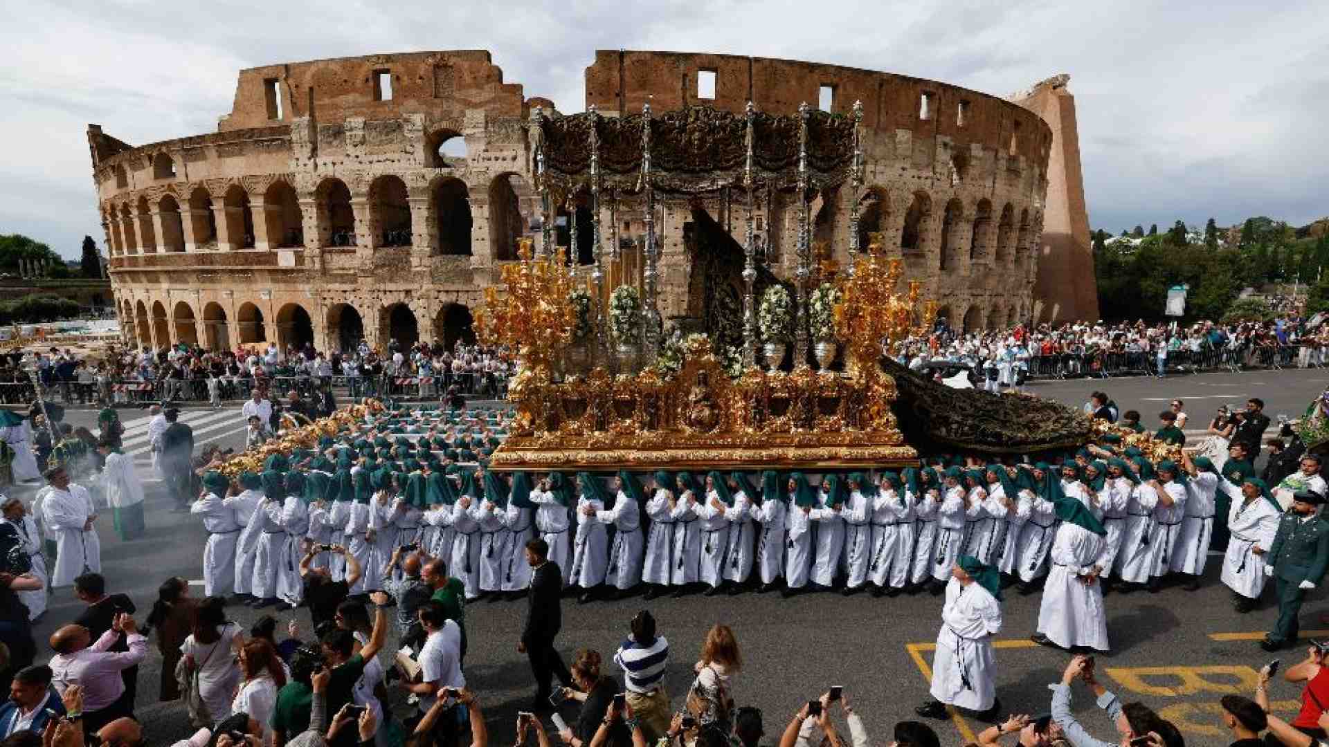 Immagine di La fede popolare delle Confraternite del mondo sfila per le vie di Roma