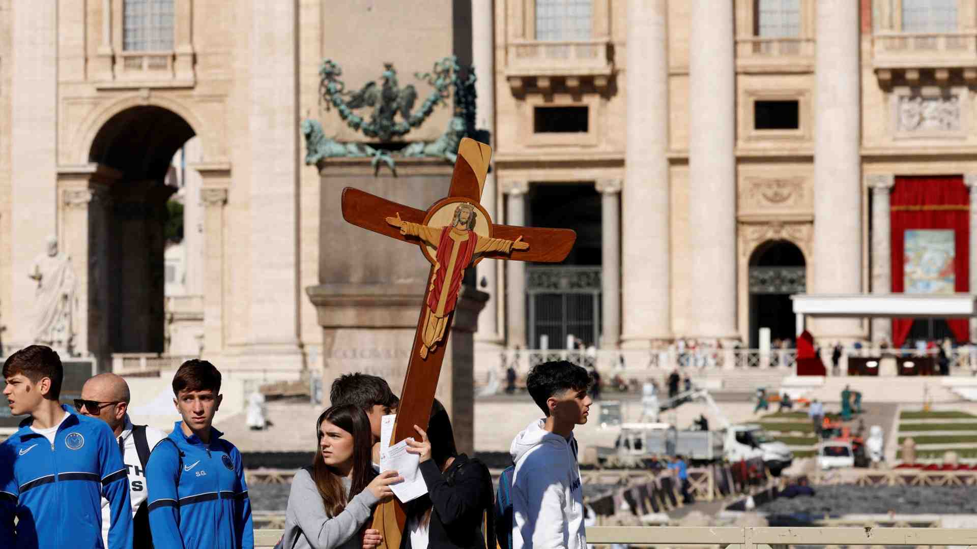 Immagine di La tomba di San Pietro, la piazza: attesa per la Messa di inizio pontificato