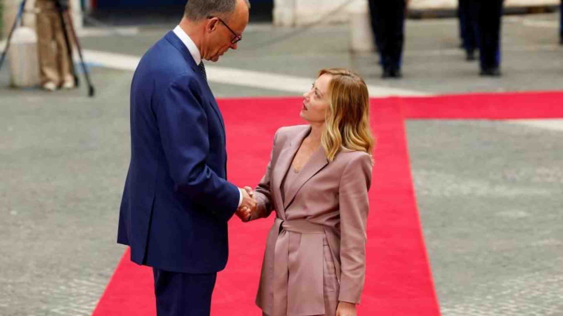 Immagine di Meloni riparte dalla sintonia con Merz: «No personalismi che minano l’unità»