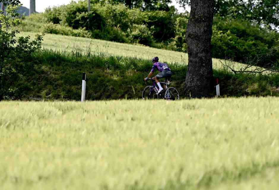 La fuga solitaria di Luke Plapp verso Castelraimondo al Giro d'Italia 2025 (foto Getty Images)