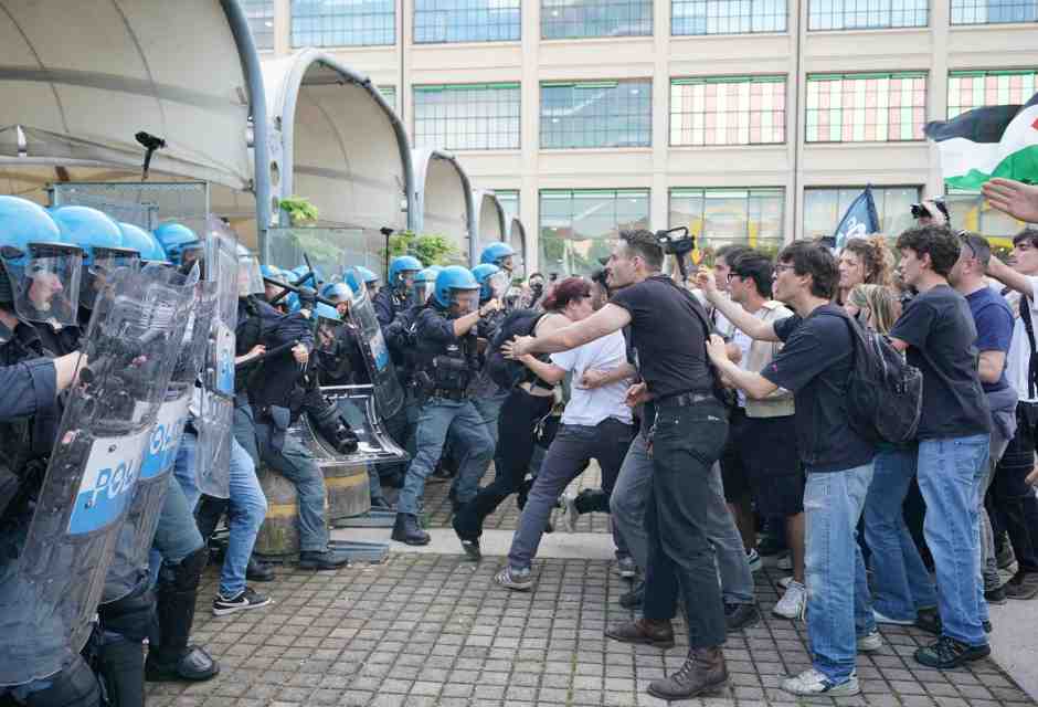 scontri tra forze dell'ordine e manifestanti pro Pal all'esterno del Salone del libro di Torino (foto Ansa)