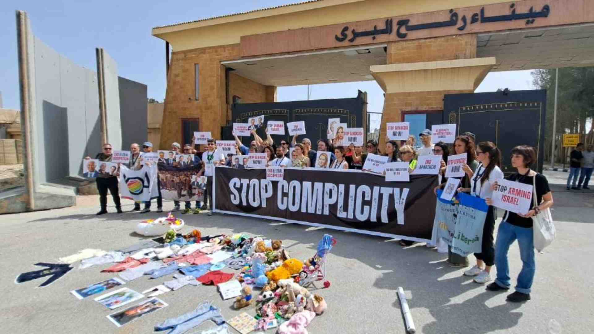 Immagine di «Basta complicità». Dal valico di Rafah il grido di Ong e politici