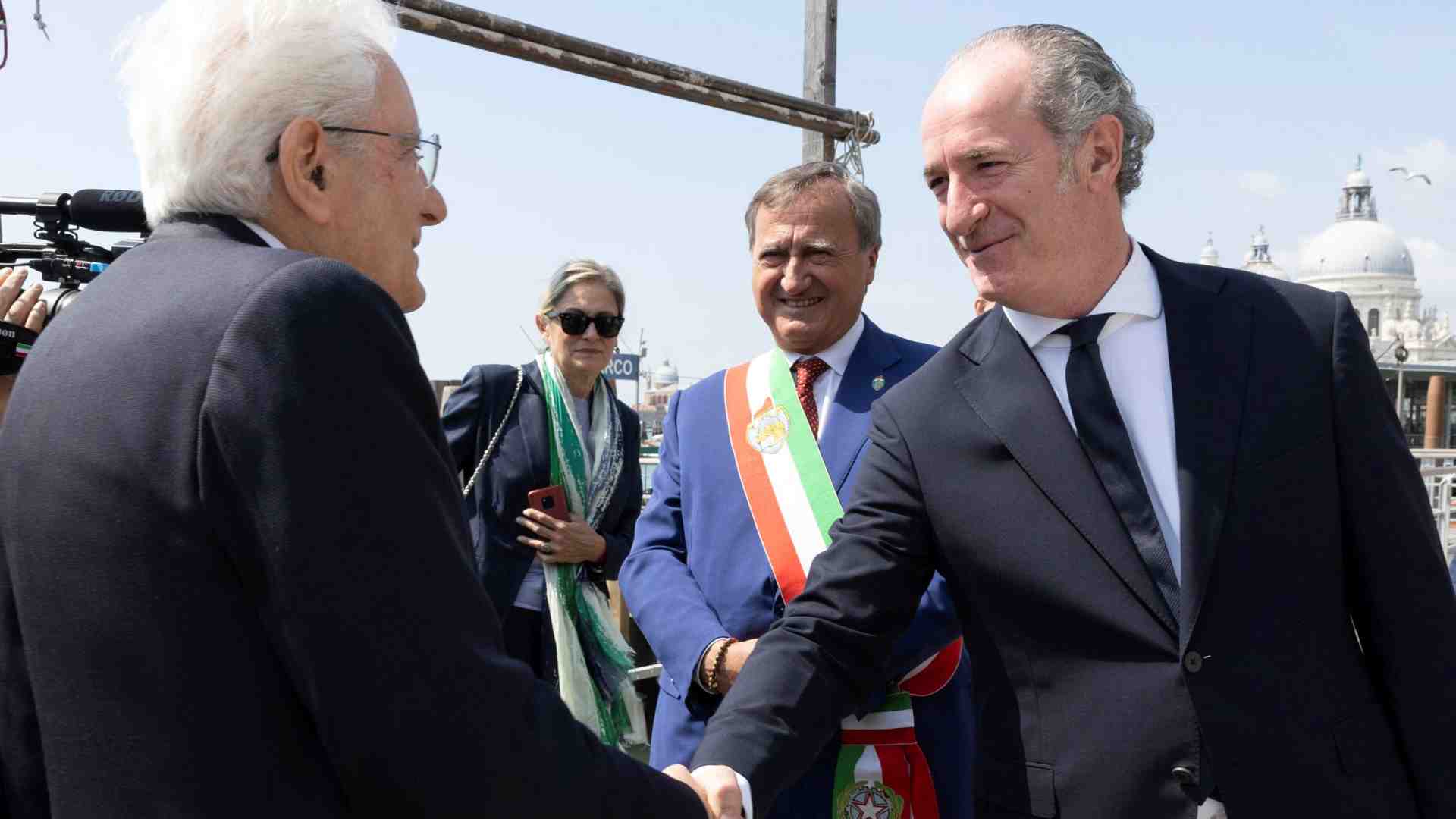 Immagine di Mattarella: «Autonomia senza sconfinamenti e sanità sia uguale per tutti»