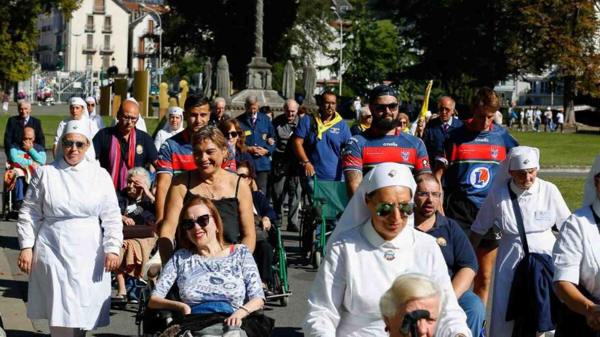 Immagine di Ecco cosa dicono i giovani volontari a Lourdes: «È scuola di vita»