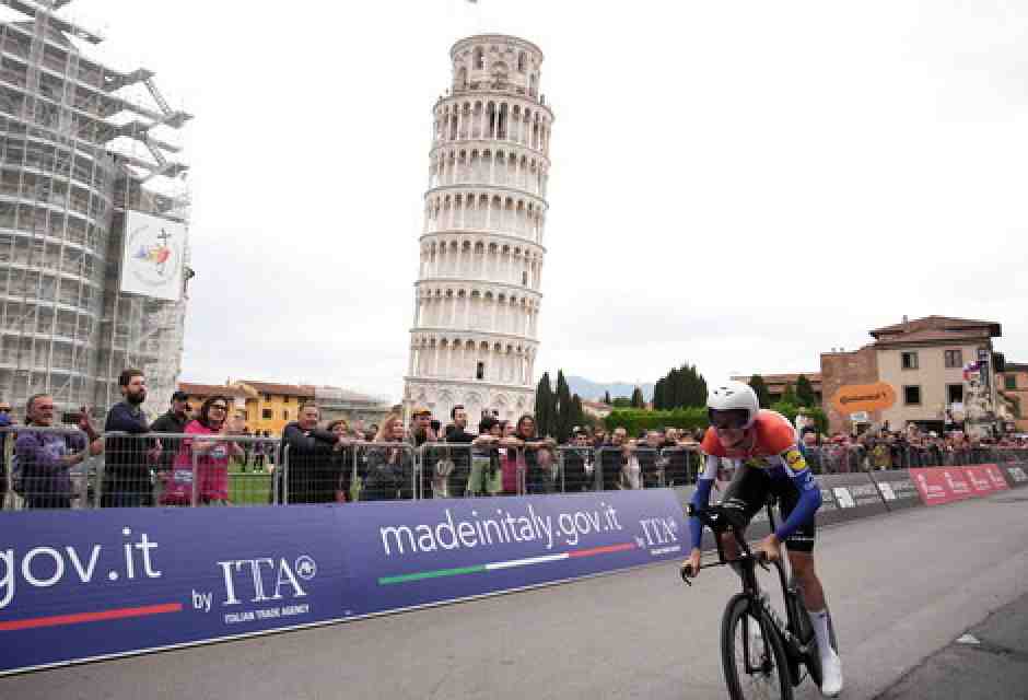 L'arrivo di Daan Hoole al traguardo di Pisa (foto LaPresse)