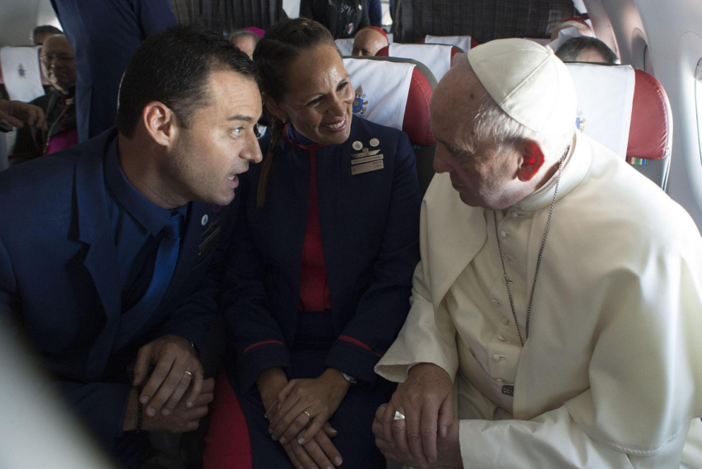 Il 18 gennaio il Papa, in visita apostolica in Cile, sul volo da Santiago a Iquique unisce in matrimonio due membri dell'equipaggio, Paula Podest e Carlos Ciuffardi, già sposati civilmente e che si stavano preparando per il sacramento (Ansa)