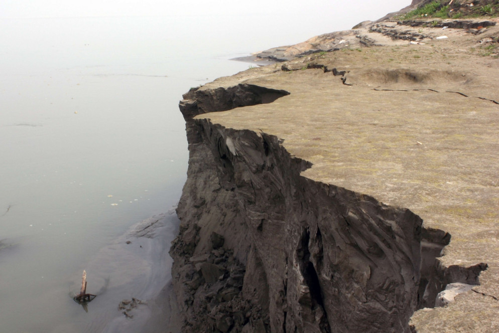 L'erosione della riva del fiume Brahmaputra, in Bangladesh (Sangib Kumar Barman, Shutterstock, Ipbes)