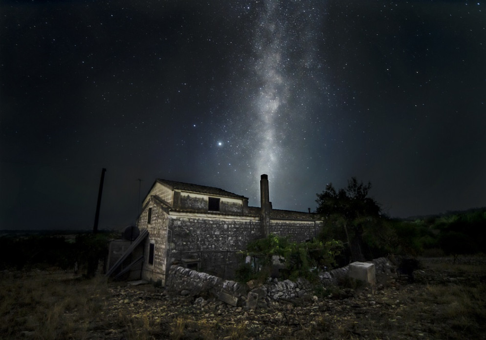 Via Lattea su Casa dei Ricordi. «La casa dei ricordi è la casa dei miei nonni. La foto è un viaggio multidimensionale nello spazio dell'Universo ma anche nel Tempo e nella memoria personale, in un filo che lega l'uno con l'universale, il guardare e l'essere guardati, l'Alto e l'Altro» - Alessia Scarso