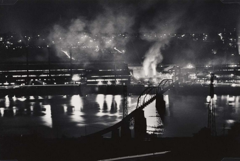 Stabilimento National Tube Company e ponte ferroviario sul fiume Monongahela,1955-1957 (Gift of the Carnegie Library of Pittsburgh, Lorant Collection © W. Eugene Smith / Magnum Photos)