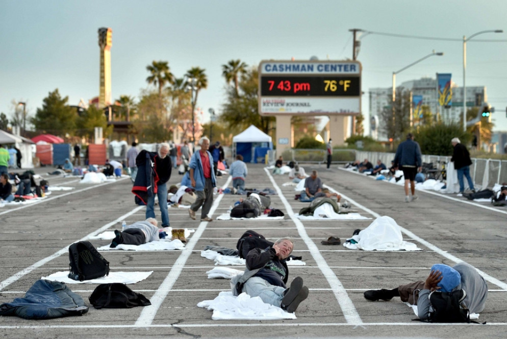 Senza dimora a Los Angeles, sistemati in un parcheggio - Ansa