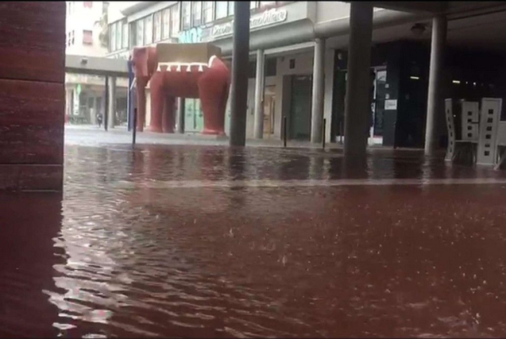 Allagamento in piazza Salotto a Pescara (Ansa)