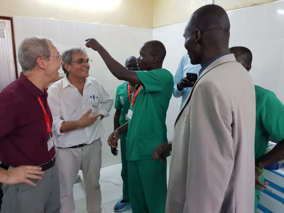 Il dottor Enzo Pisani, secondo da sinistra, all'inaugurazione del reparto di Pediatria dell'ospedale di Rumbek, in Sud Sudan