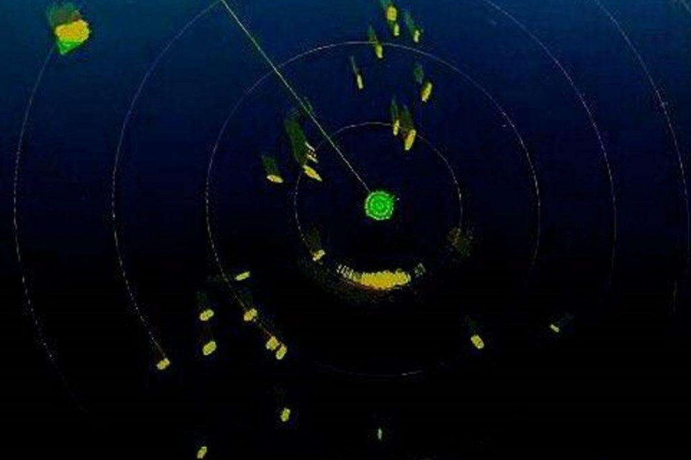 La foto che pubblichiamo, circolata su Twitter nei giorni scorsi, è il tracciato radar che mostrava la situazione in mare della notte di sabato 6 maggio, attorno a una delle imbarcazioni della Ong tedesco-danese Jugendretteret impegnata nel soccorso in mare. Se il centro del tracciato è la nave, tutt'attorno ogni puntino giallo segnalava un gommone in avvicinamento, con circa 200 persone a bordo.