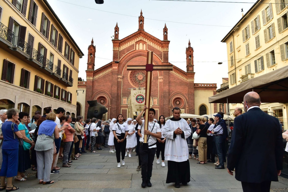 Milano: la croce del Sinodo «Chiesa dalle genti» davanti alla chiesa del Carmine (Fotogramma)