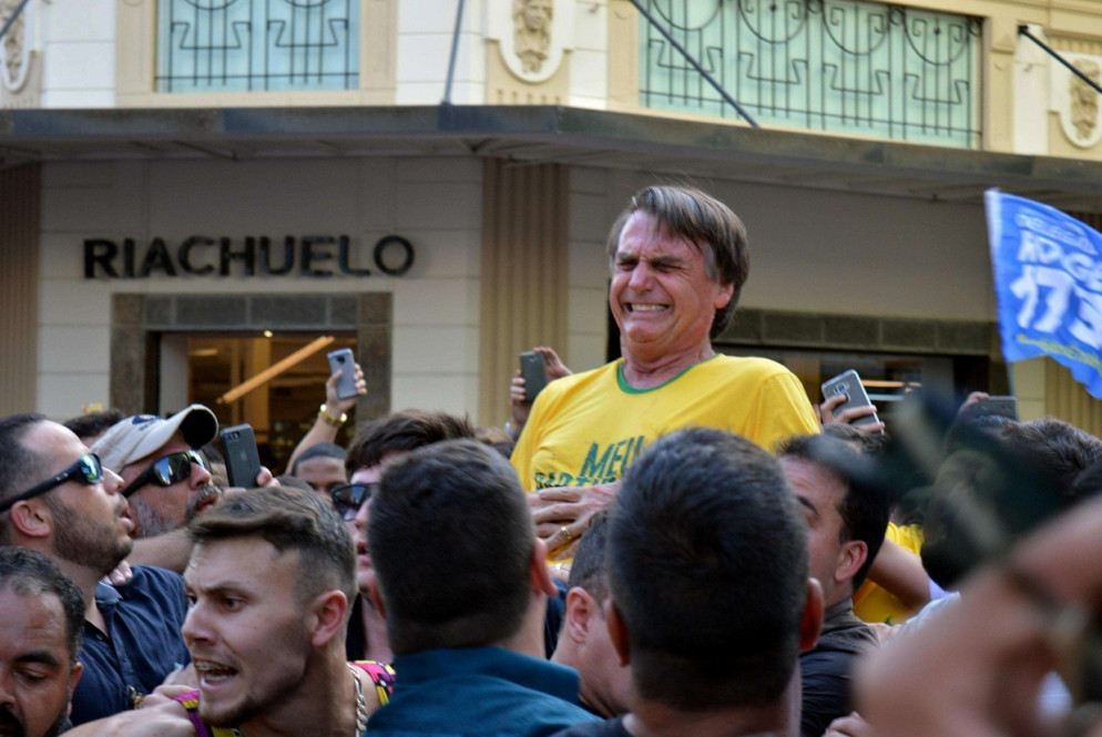 La smorfia di dolore di Bolsonaro subito dopo l'aggressione (Ansa)