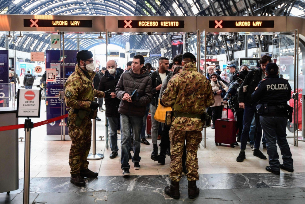 Militari e poliziotti effettuano controlli alla Stazione Centrale di Milano - Ansa