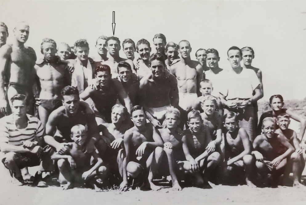 Una fotografia scattata a Vergarolla il 18 agosto 1946 pochi minuti prima della strage: la freccia nera indica Mario Angelini; Bruno Castro, protagonista dell’intervista, è il terzo bambino accucciato da destra. - Archivio Bruno Castro/Archivio Avvenire