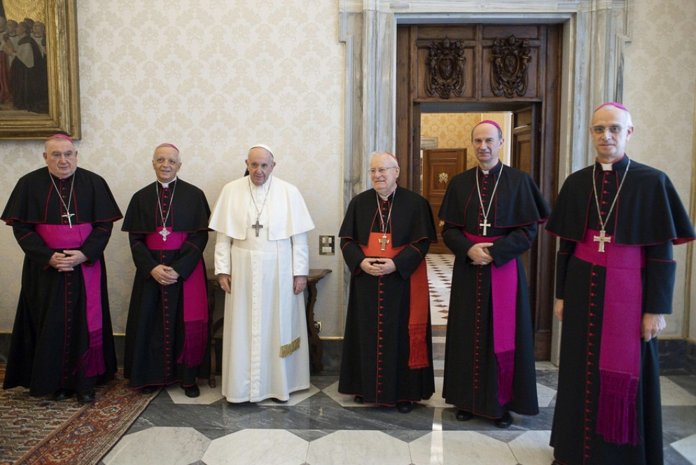 L'udienza del Papa alla presidenza Cei. Da sinistra: Brambilla, Meini e, a destra del Papa, Bassetti, Russo e Raspanti - Vatican Media