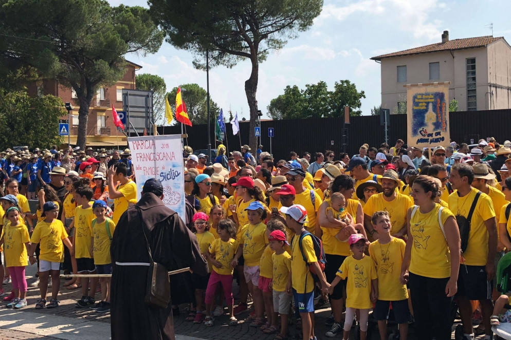 I giovani della Marcia francescana di fronte alla basilica di Santa Maria degli Angeli ad Assisi (foto Berti)