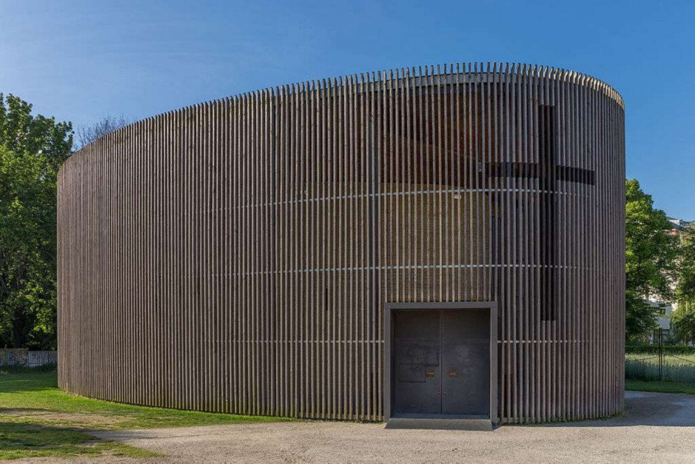 La cappella della Riconciliazione a Berlino presenta un guscio esterno in lame di legno