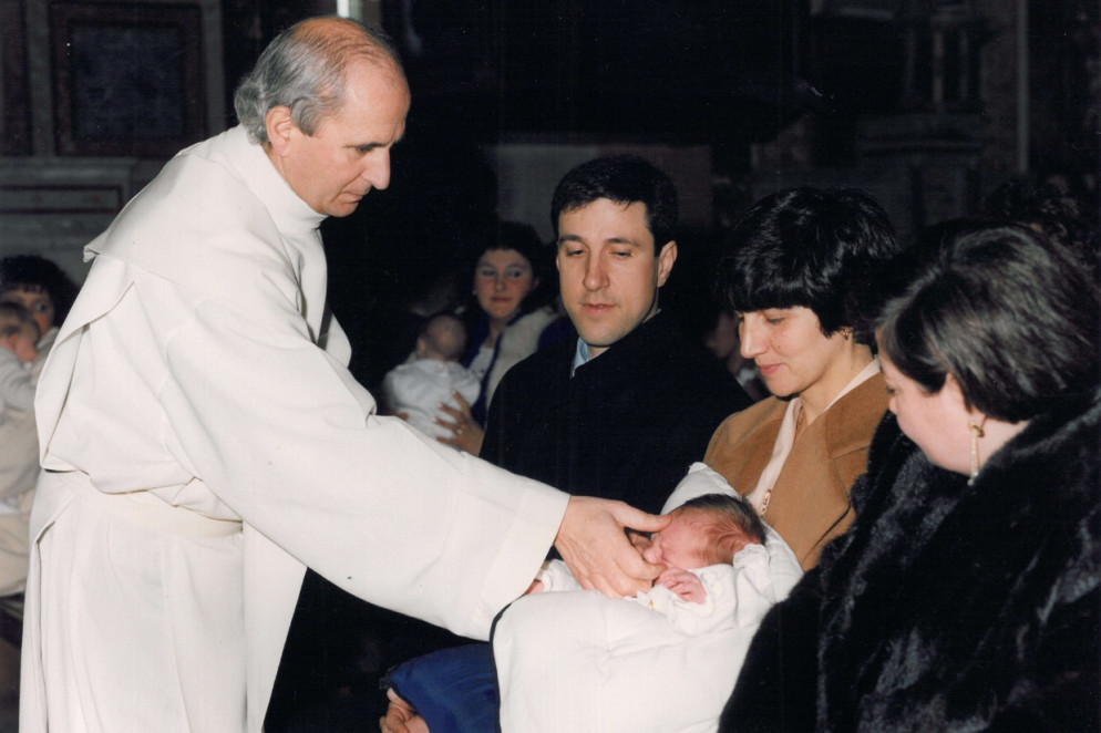 Padre Pino Puglisi durante un Battesimo (Foto Centro Padre Nostro)