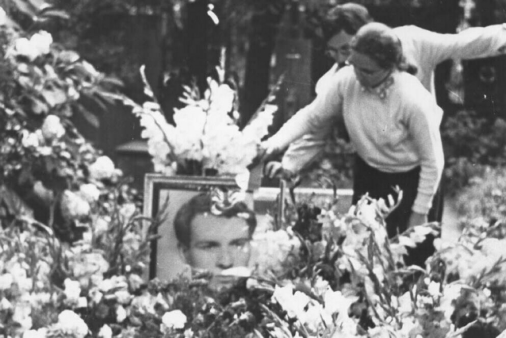 Fiori sulla tomba di Jan Palach suicidatosi dandosi fuoco per protesta contro invasione russa della Cecoslovacchia