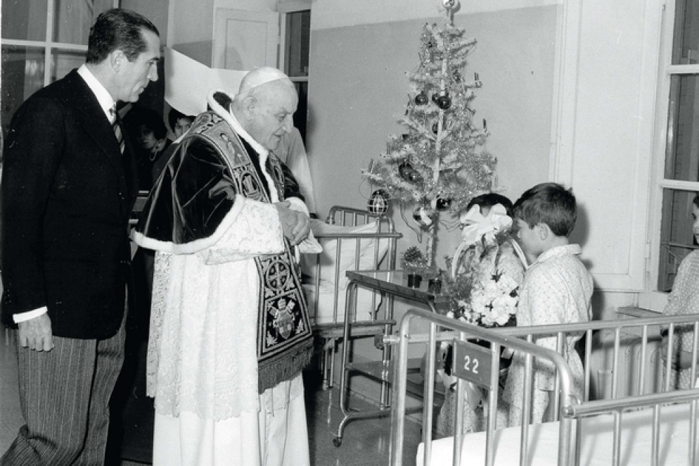 La visita di Giovanni XXIII all’ospedale pediatrico nel 1958. Il Papa è accompagnato dal presidente Giulio Pacelli, che guidò il Bambino Gesù dal 1942 al 1968 (Foto archivio storico del Bambino Gesù)