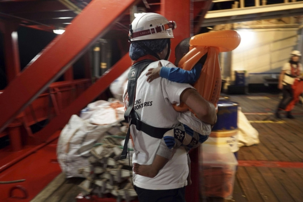 Il salvataggio di un piccolissimo migrante nel Mar Mediterraneo, sulla nave “Ocean Viking” (Ansa/Ap/Renata Brito)
