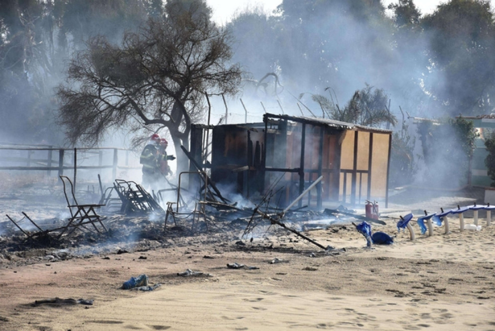 I danni del vasto incendio che si è sviluppato sulla spiaggia alla playa di Catania e che ha distrutto il lido Europa (ANSA/ORIETTA SCARDINO