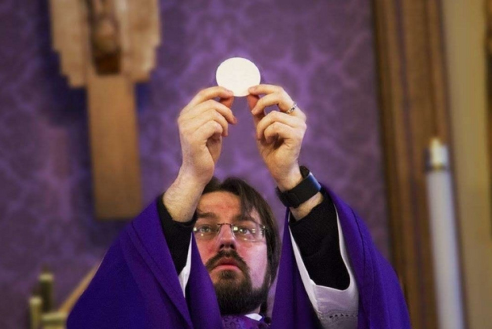 Il colore liturgico che contrassegna la Quaresima è il viola - .
