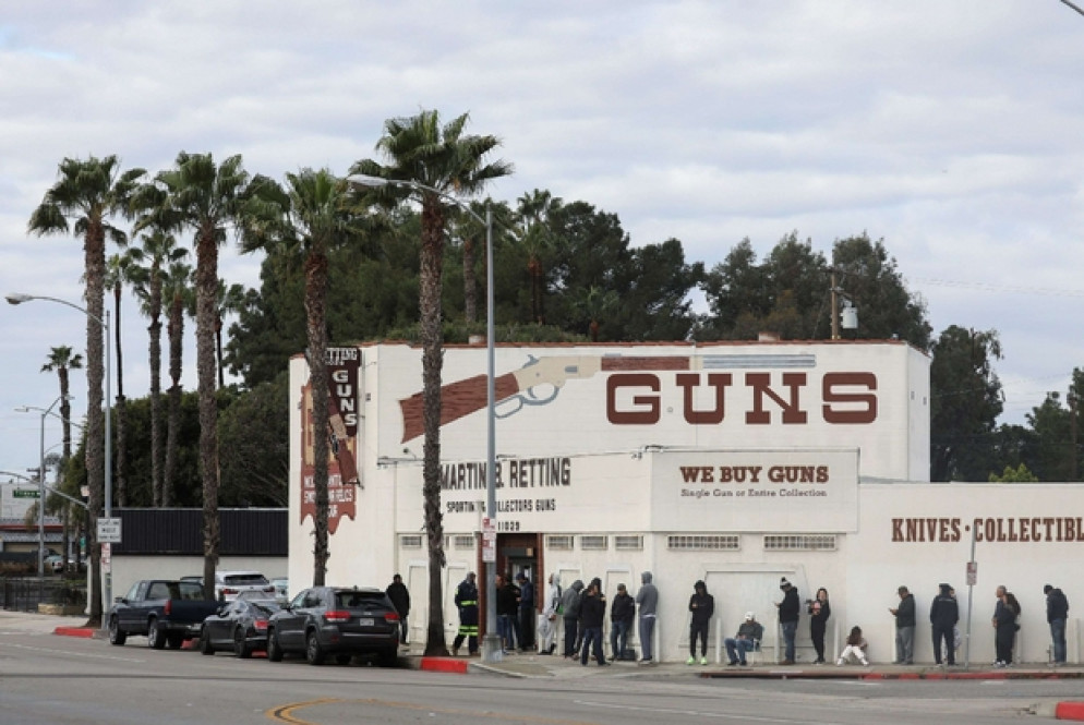 La gente aspetta in fila fuori per acquistare armi a Culver City in California - Reuters