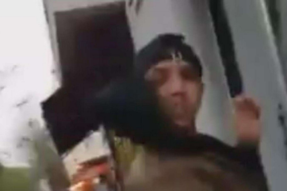 Uno degli aggressori in un fermo immagine del video girato da uno dei due aggrediti e postato su web (Ansa)