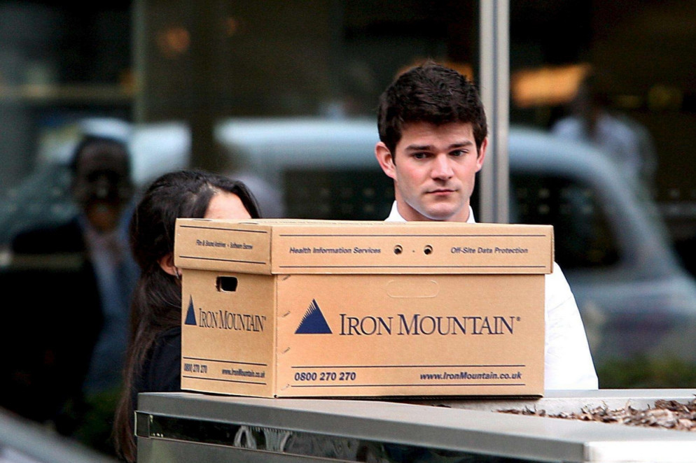 Un impiegato della Lehman Brother raccoglie le sue cose dopo il fallimento del settembre 2008 (Ansa)